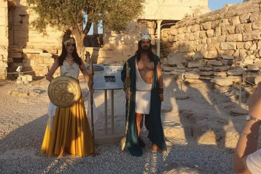 Φιέστα με χλαμύδες, ασπίδες και ακόντια στην Ακρόπολη του Παρθενώνα